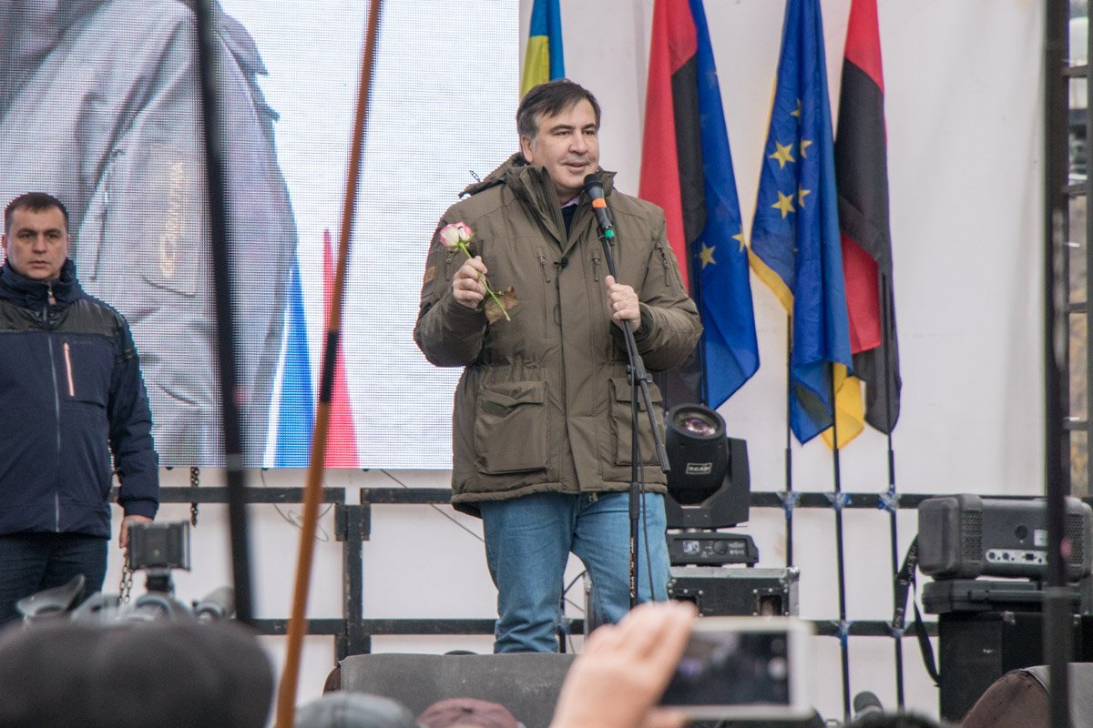 Саакашвили призывал людей оставаться возле парламента весь день и дождаться подведение итогов дня