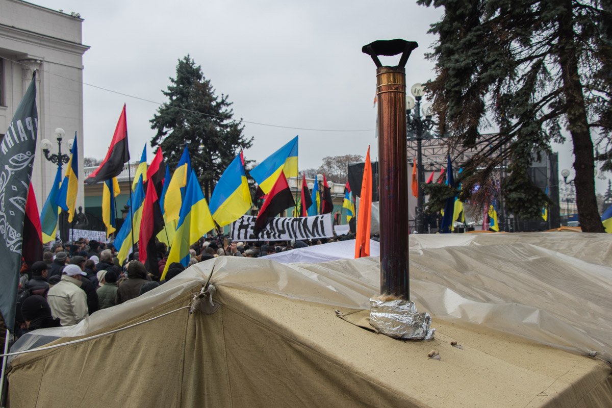 Из-за буржуек в палаточном городке сильно воняет дымом