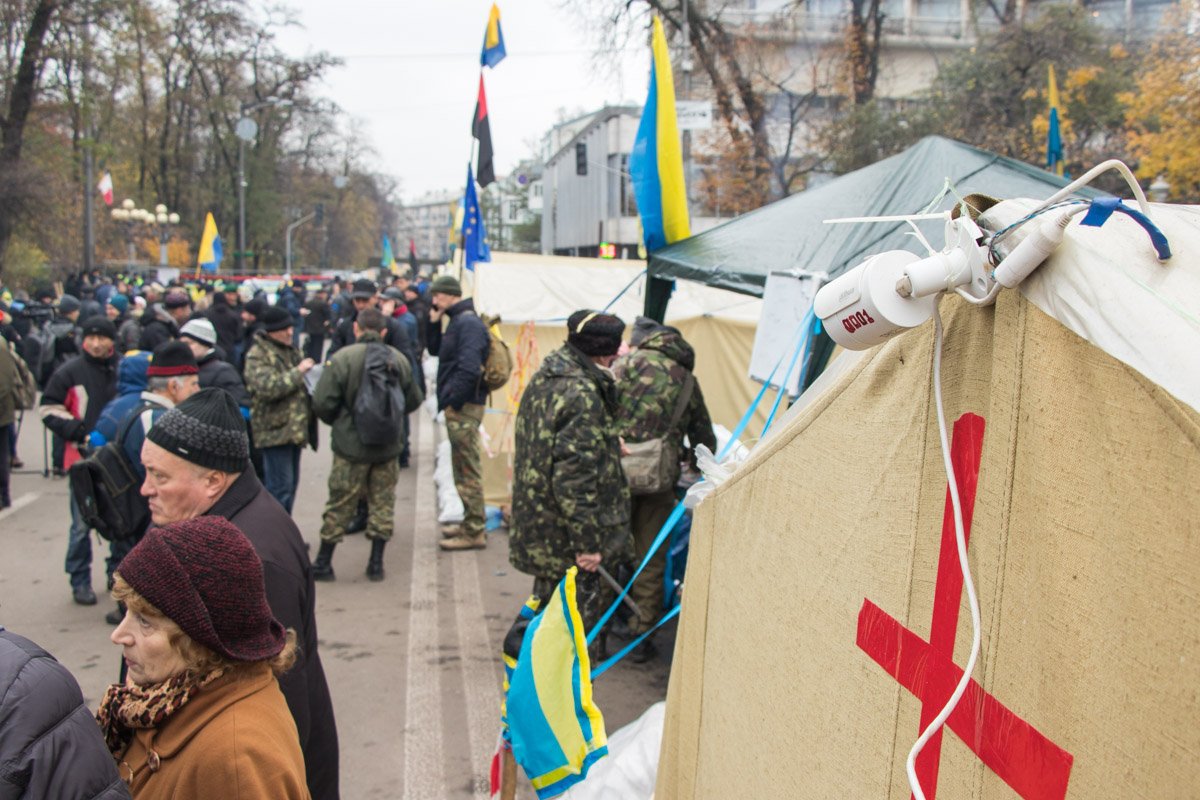 На одной из палаток даже установили камеру видеонаблюдения