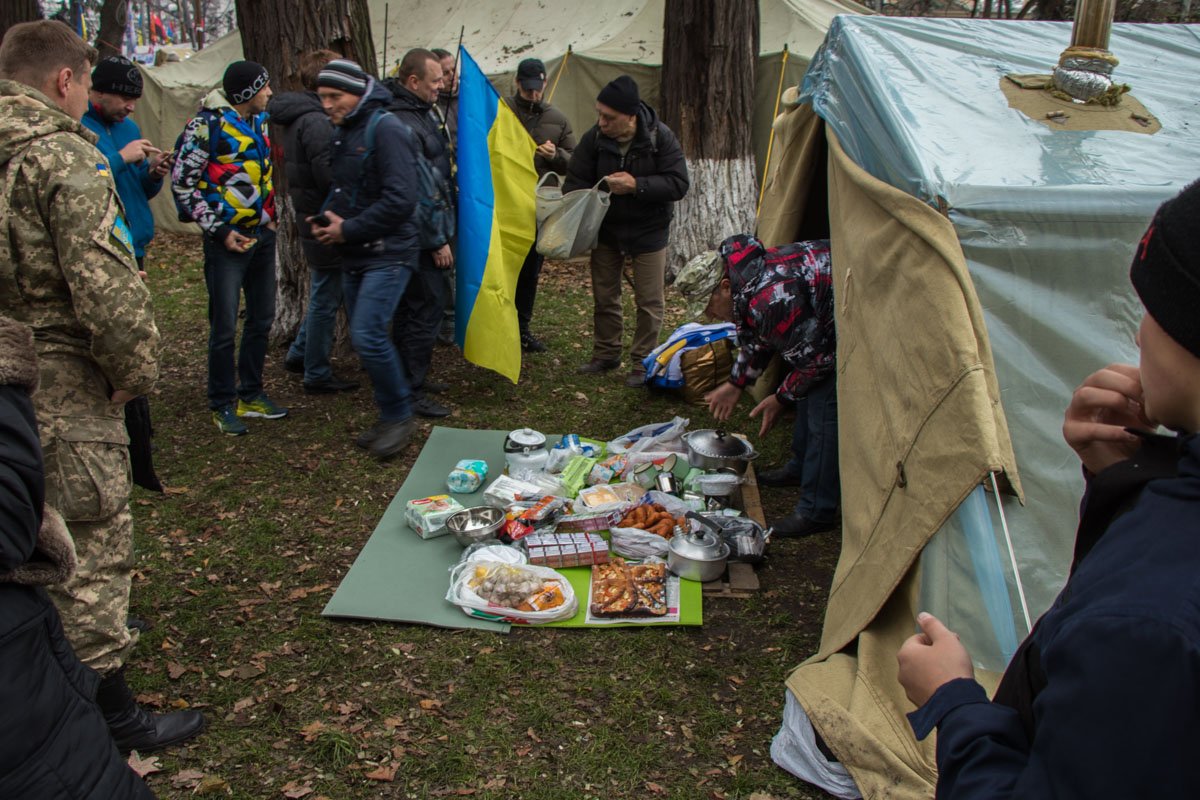Жители палаточного городка обедали прямо во время митинга