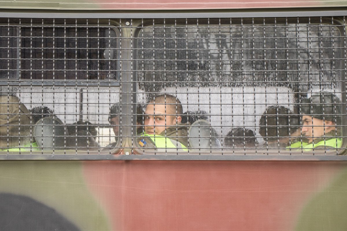 Бойцы Нацгвардии заходили в автобус погреться