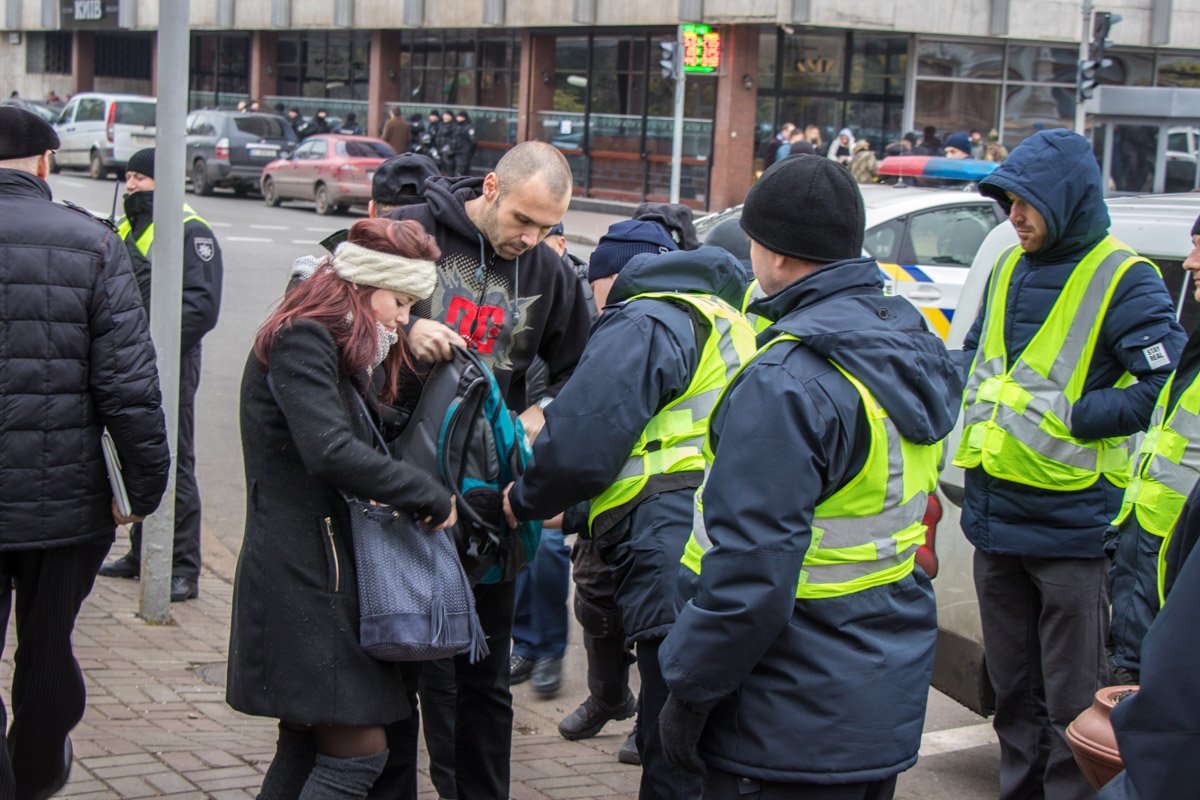 Полицейские осматривали сумки и рюкзаки, желающих пройти на митинг