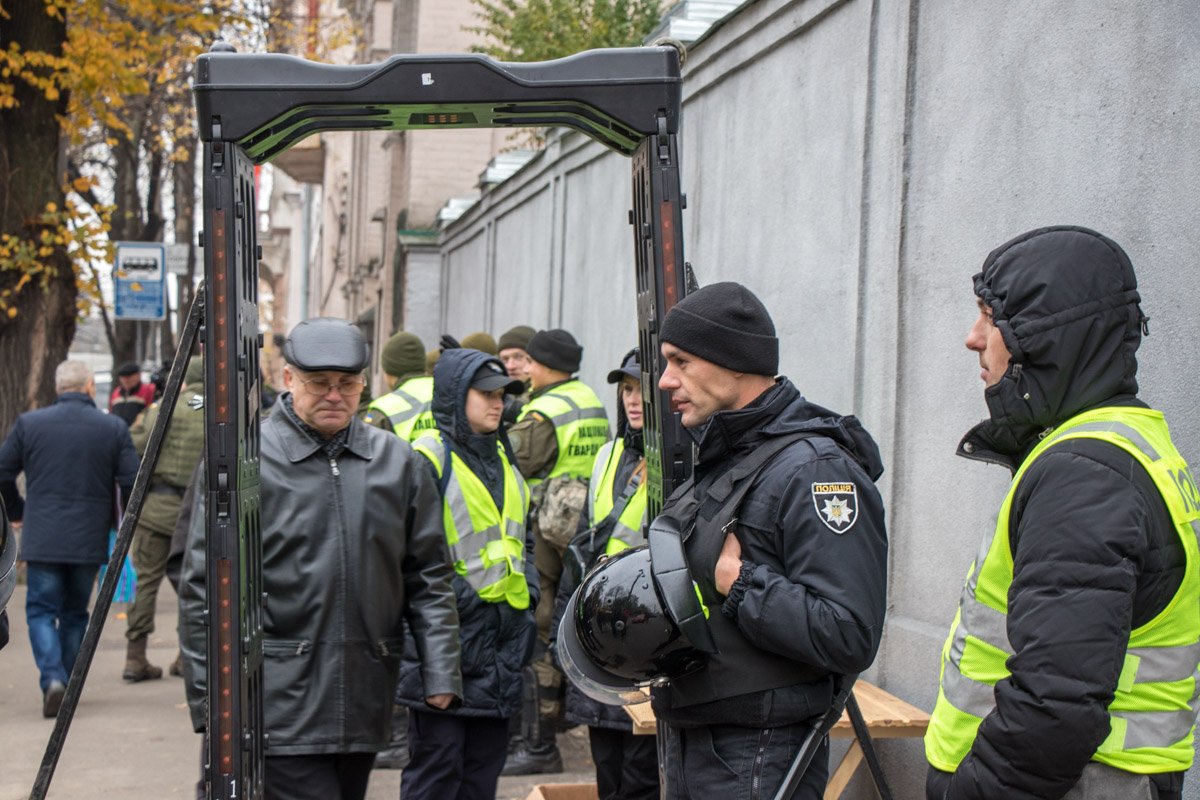 Также со стороны Верховной Рады обязательно надо было пройти через арку металлоискателя 