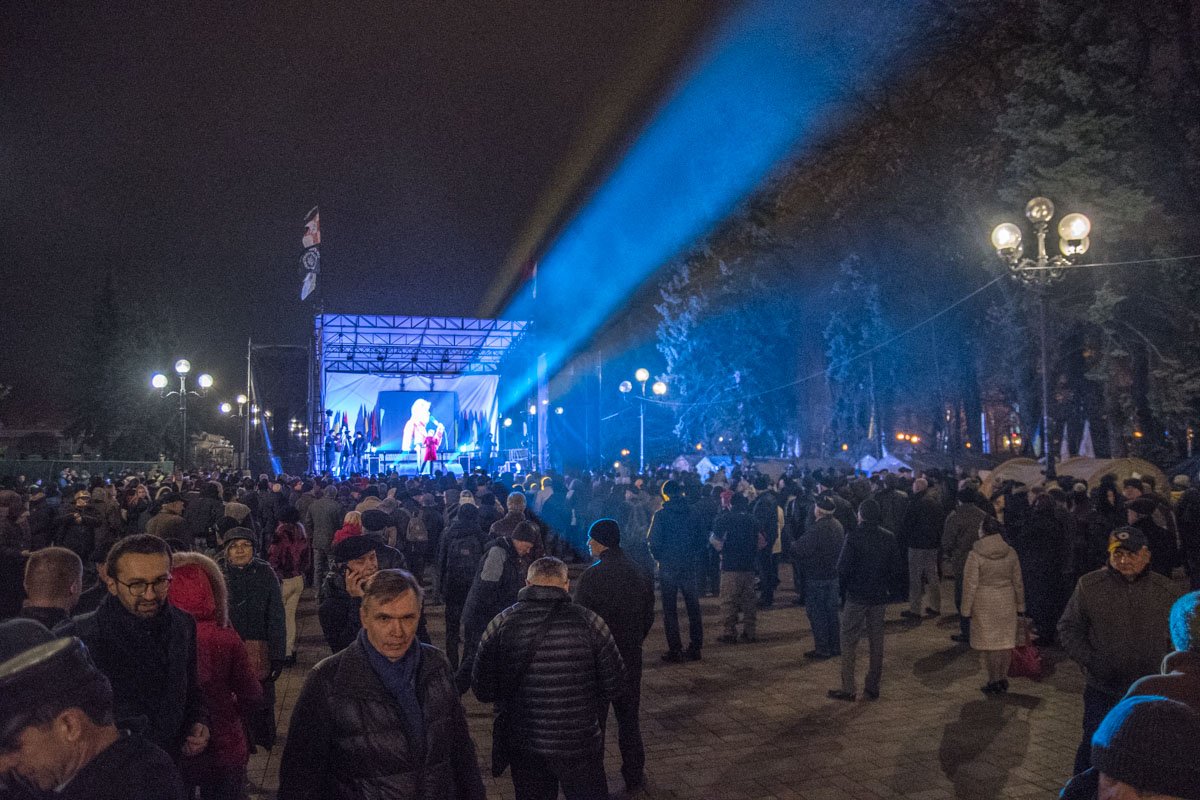 Под Верховной Радой собралось до тысячи людей