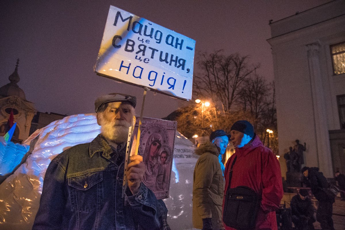 Некоторые протестующие пришли не с пустыми руками