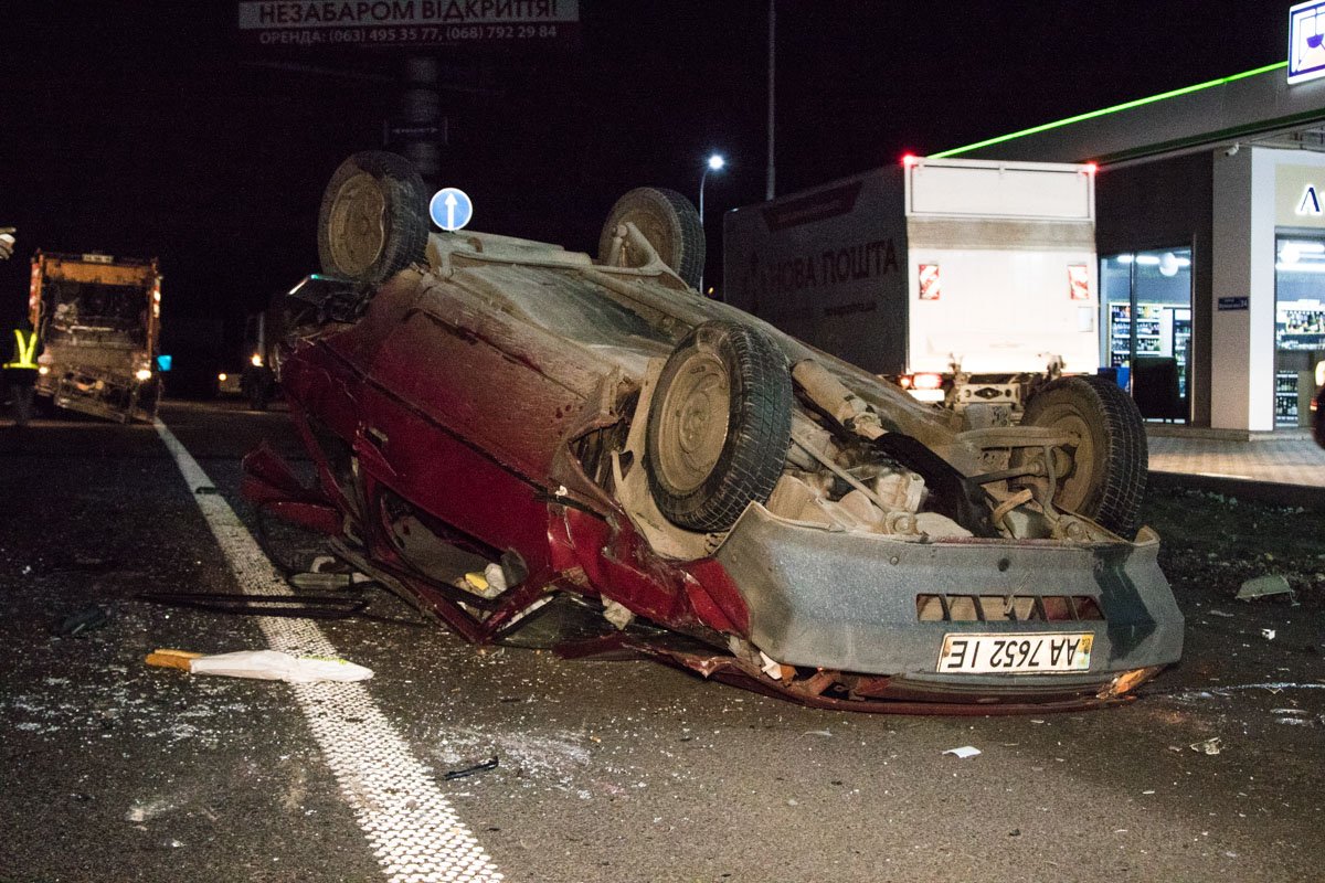 От удара «Таврия» перевернулась на крышу