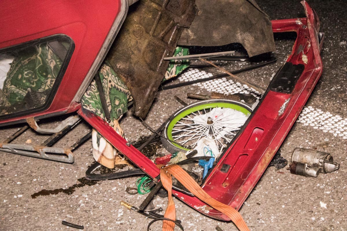 По словам очевидцев, автомобиль "Таврия" двигался за мусоровозом.