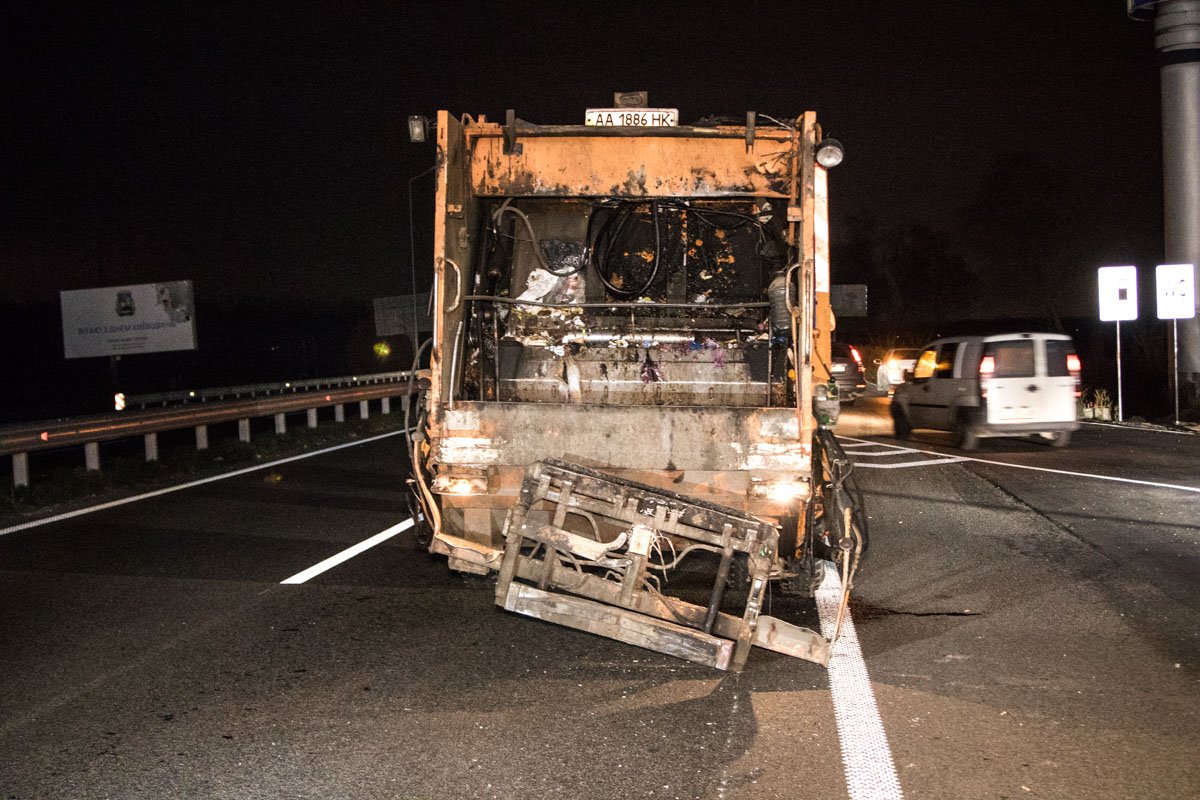 От удара "Таврия перевернулась и влетела в мусоровоз