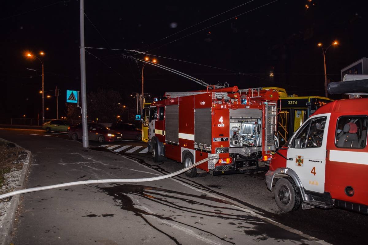 Тушить пожар прибыли 2 пожарных машины