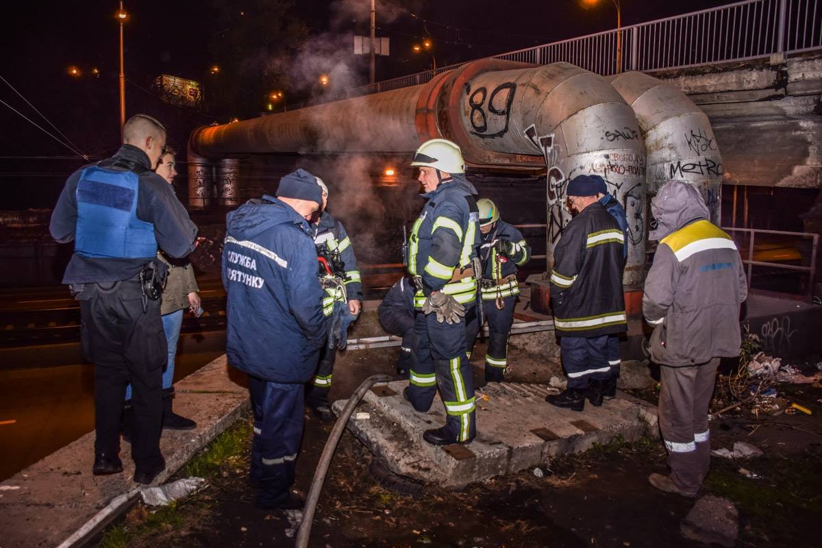 Одному из пожарных пришлось опуститься в люк, чтобы локализировать возгорание