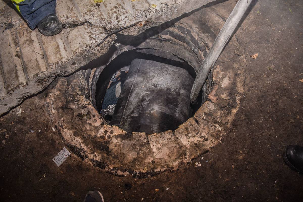 В этом люке, где жили бездомные, изначально и произошло возгорание