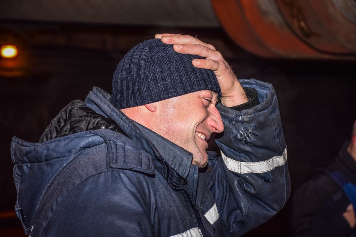 Пожарные шутят, что уже привыкли приезжать по этому адресу - теплотрасса горит не в первый раз