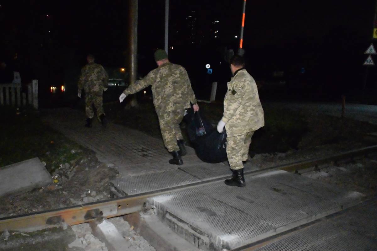 Спустя некоторое время на место инцидента приехала полиция и судмедэксперты Спустя некоторое время на место инцидента приехала полиция и судмедэксперты