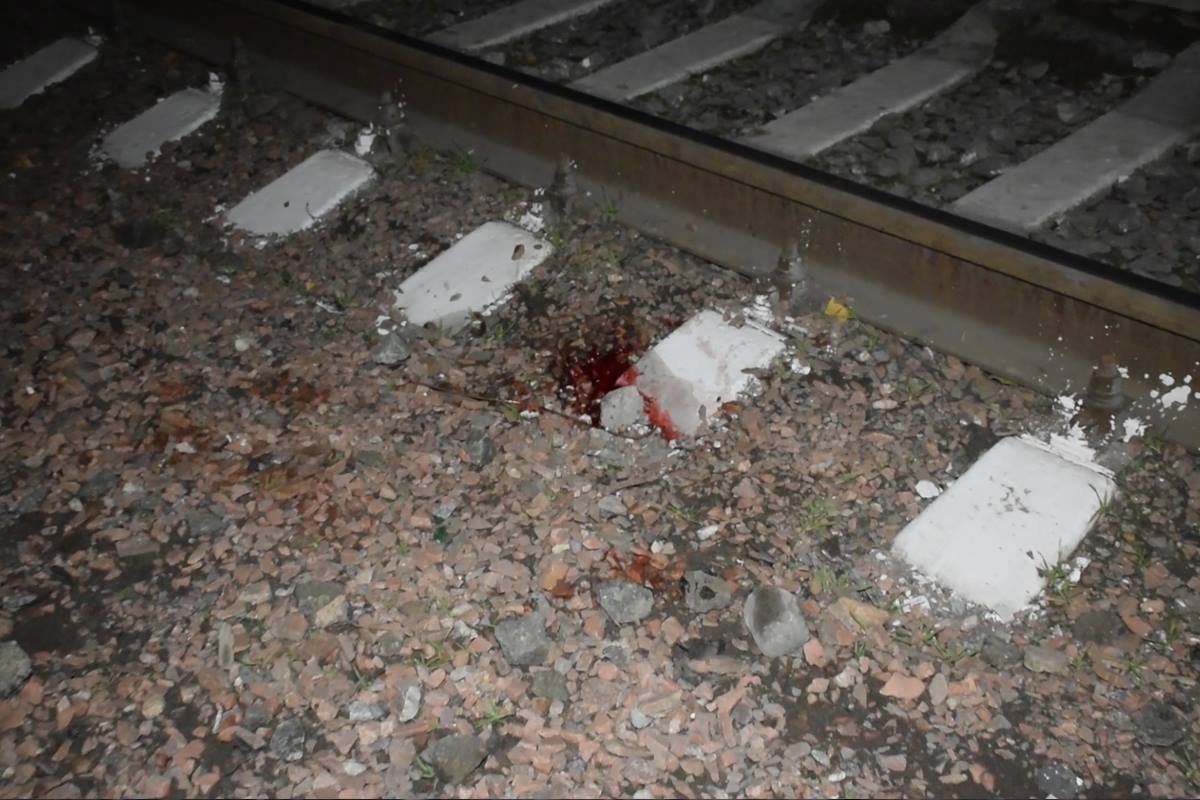 Следы трагедии остались на железнодорожных путях Следы трагедии остались на железнодорожных путях