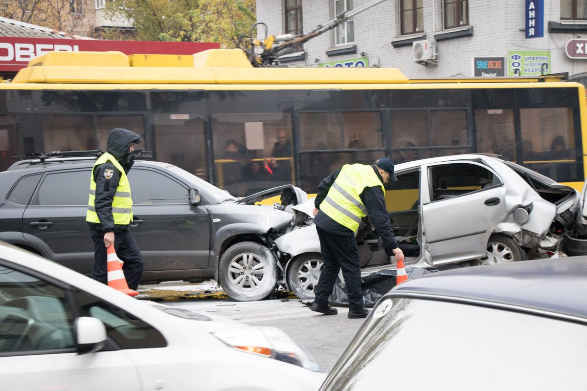На Шулявке столкнулись Hyundai, Renault и Chery