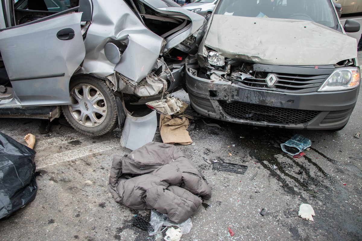 Chery просто зажало между двух автомобилей