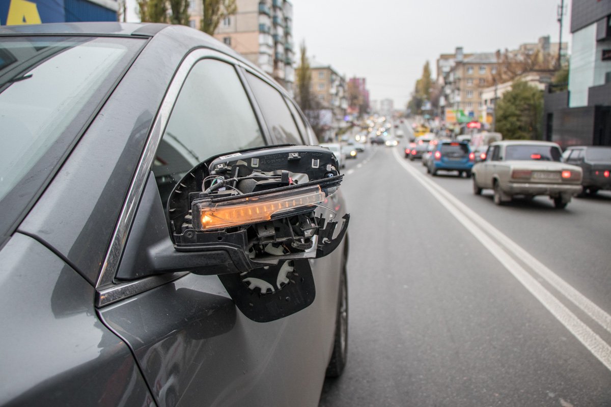 В аварии был и четвертый автомобиль, который лишь немного поцарапали