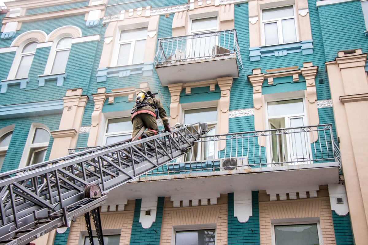 В первую очередь спасатели отключили в здании газоснабжение и электричество 