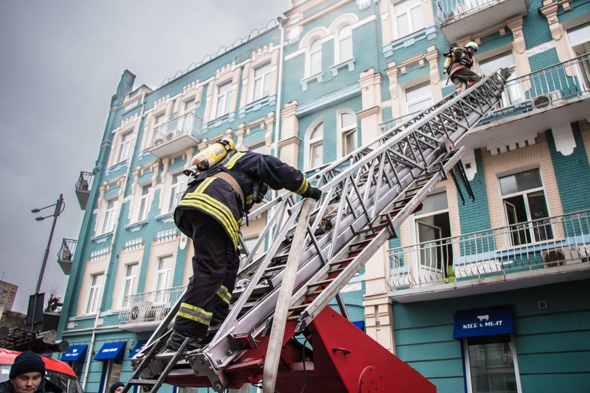 Возгорания началось на кухне ресторана, который находится на первом этаже
