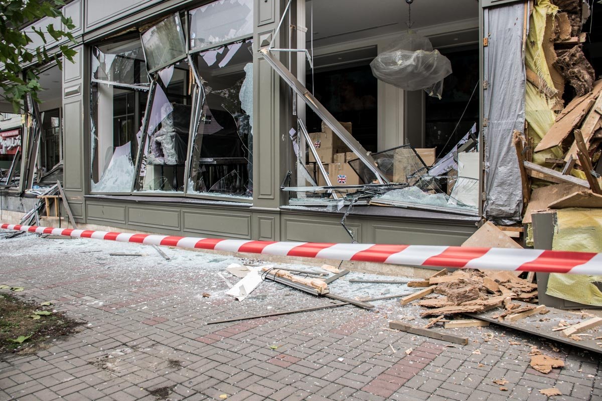 Последствия погрома магазина в центре Киева Последствия погрома магазина в центре Киева