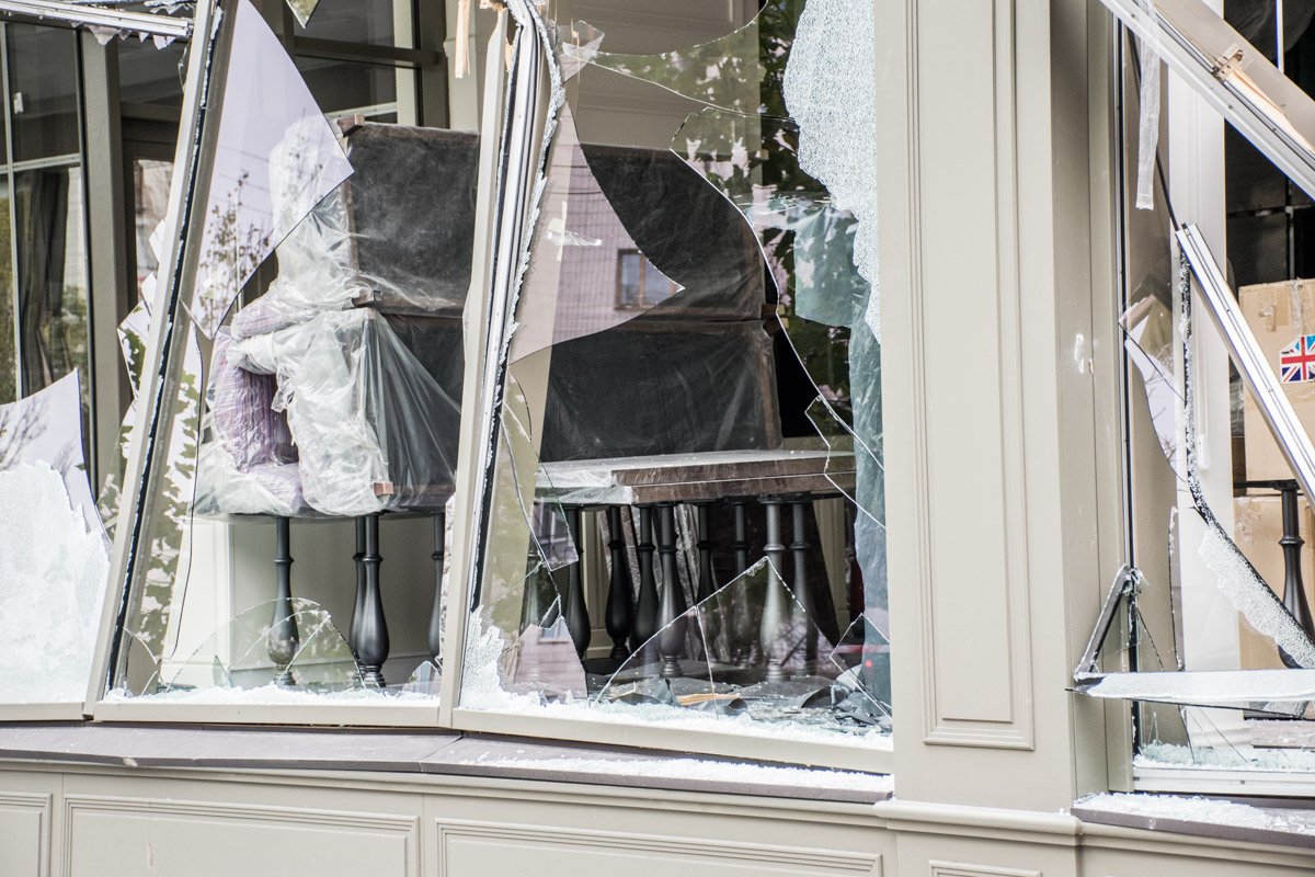 Магазин нещадно громили экскаватором Магазин нещадно громили экскаватором