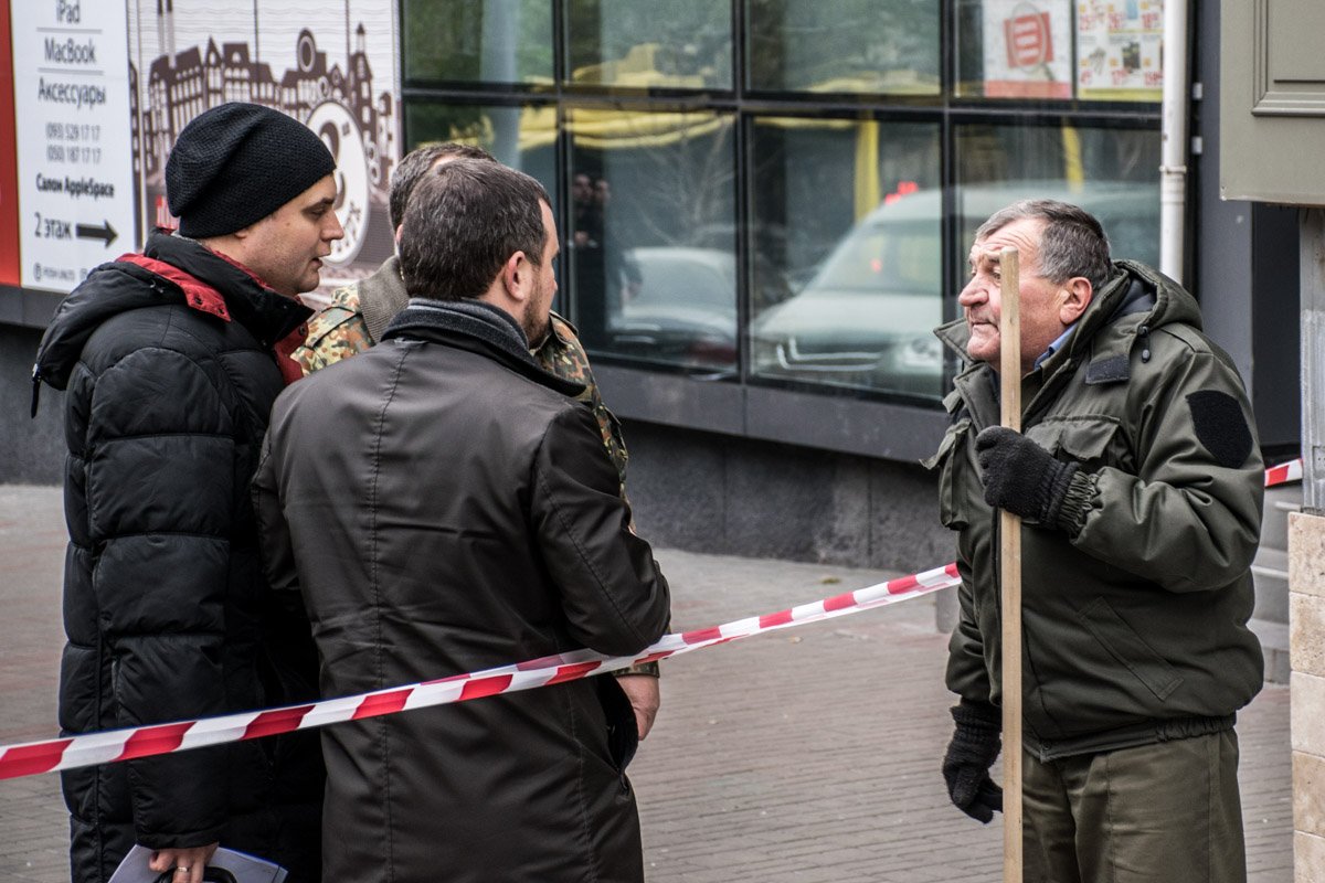 Охранник (справа) ничего не мог противопоставить погромщикам Охранник (справа) ничего не мог противопоставить погромщикам