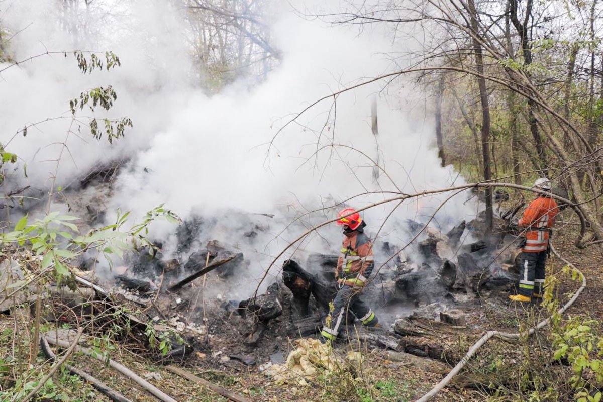 Спасатели ликвидируют пожар