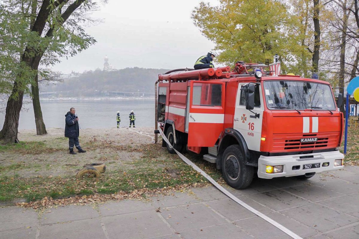 Рукава спасатели бросили в Днепр