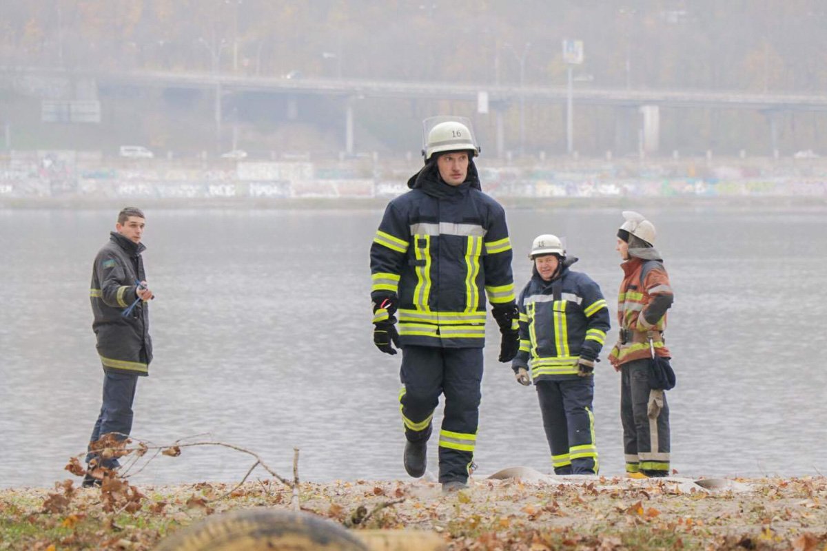Пожарные пришли на пляж Гидропарка. Но одетые и в ноябре