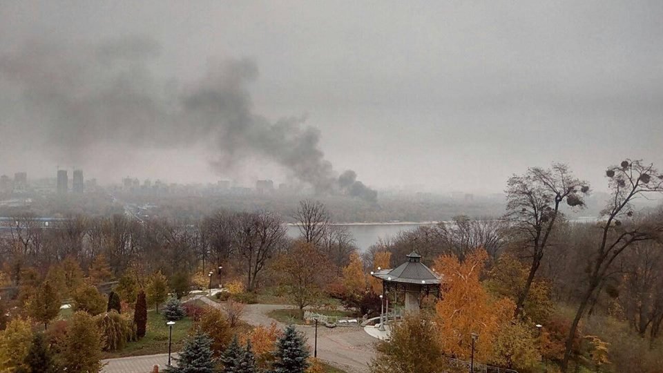 Пожар видно с правого берега Киева. Фото: очевидцы