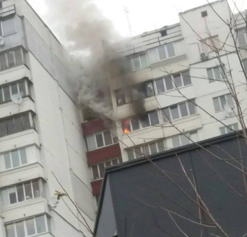 На улице Ревуцкого, 19/1 горел балкон на 14 этаже жилого дома На улице Ревуцкого, 19/1 горел балкон на 14 этаже жилого дома