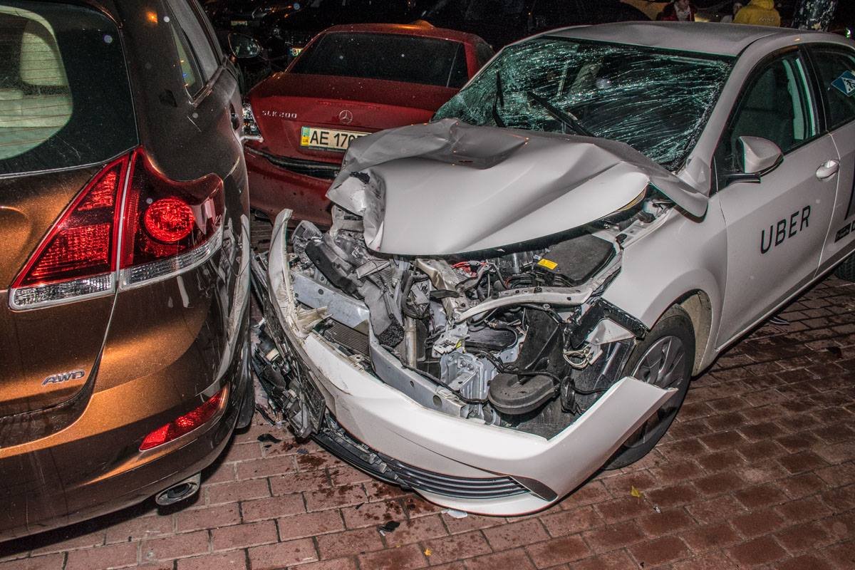 Toyota Corolla вынесло на тротуар, где автомобиль задел еще несколько припаркованных машин