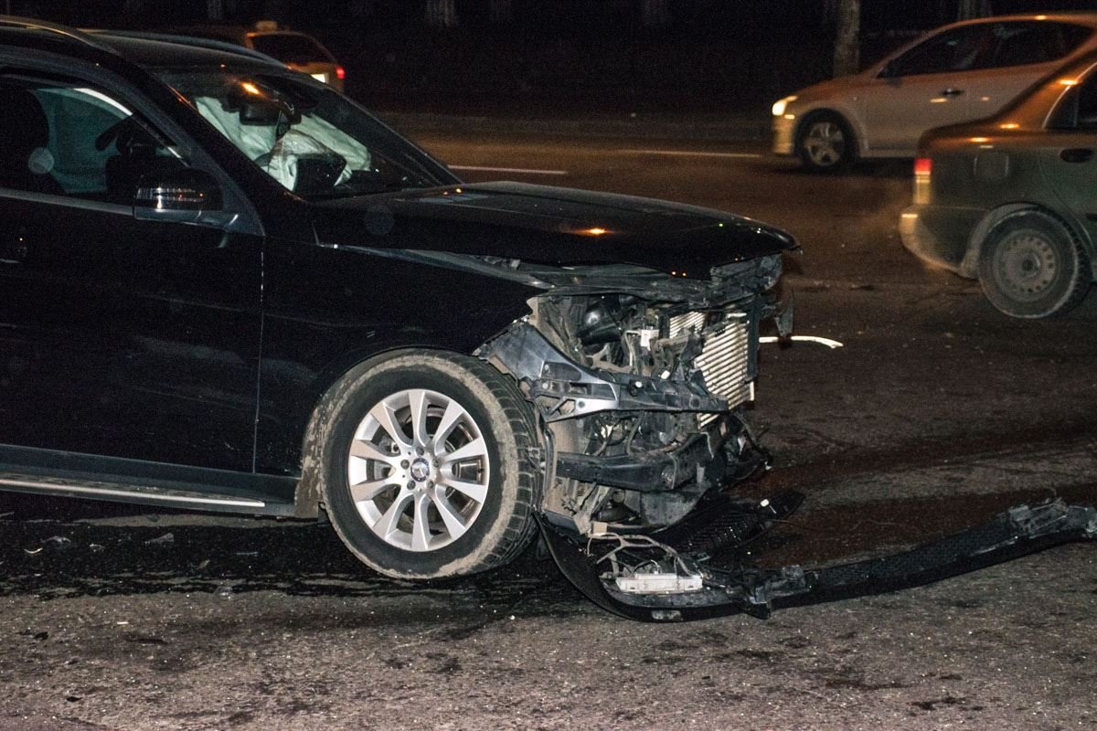 Детали от Mercedes после столкновения были раскидало на несколько метров