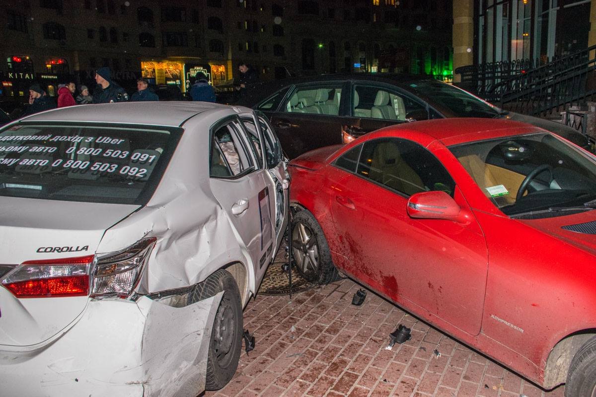 Припаркованным на тротуаре машинам тоже досталось