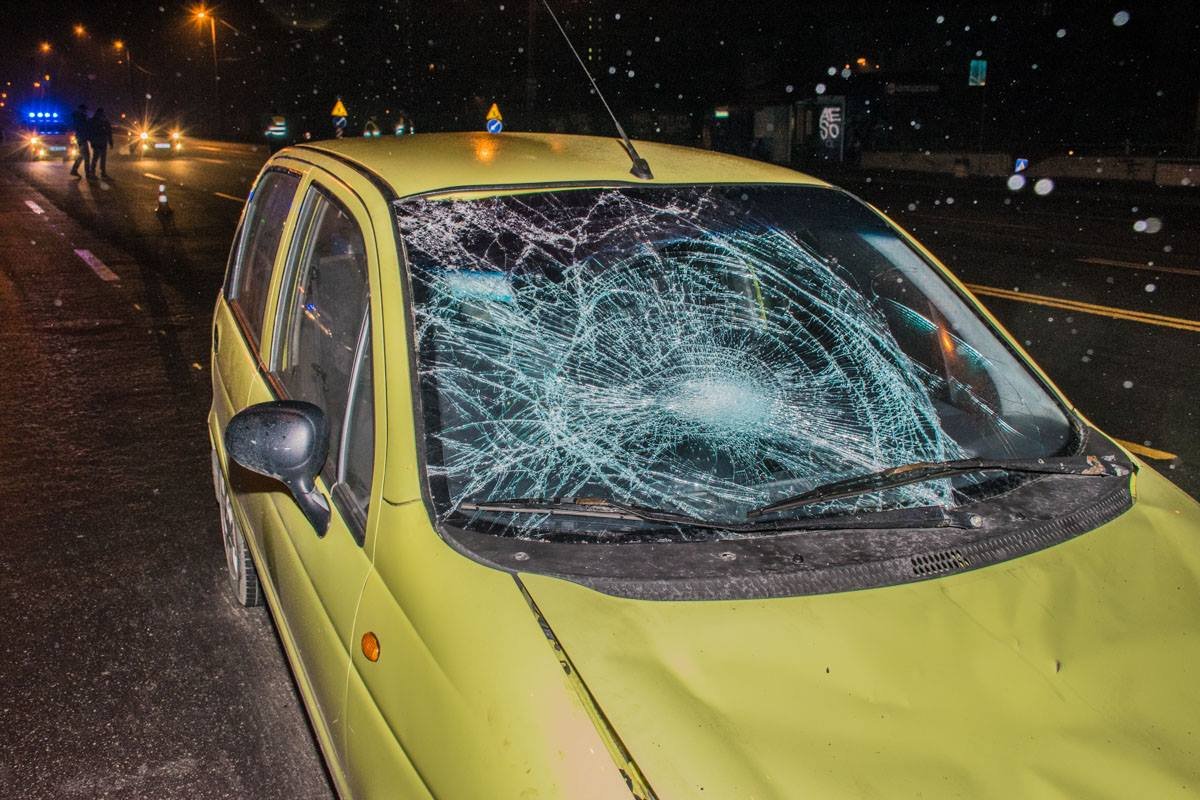 У Daewoo Matiz от столкновения с пешеходом разбито лобовое стекло