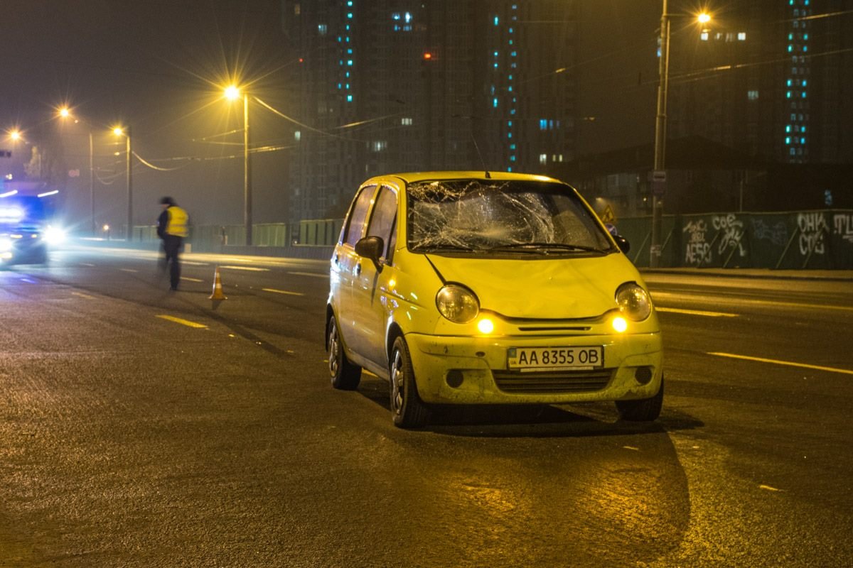 После отъезда "скорой" правоохранители вместе с водителем Daewoo Matiz приступили к оформлению ДТП.