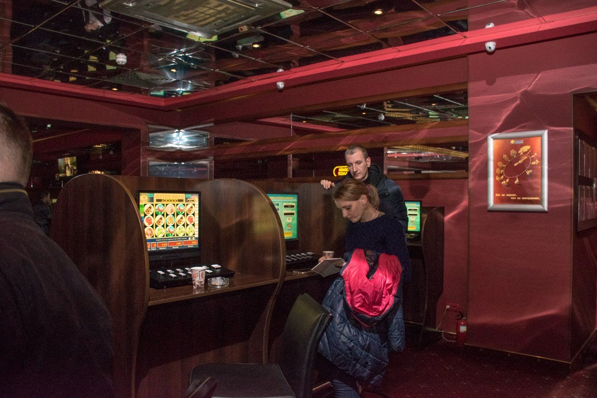 Девушку с пакетиком подозрительных веществ задержали в игорном заведении Девушку с пакетиком подозрительных веществ задержали в игорном заведении