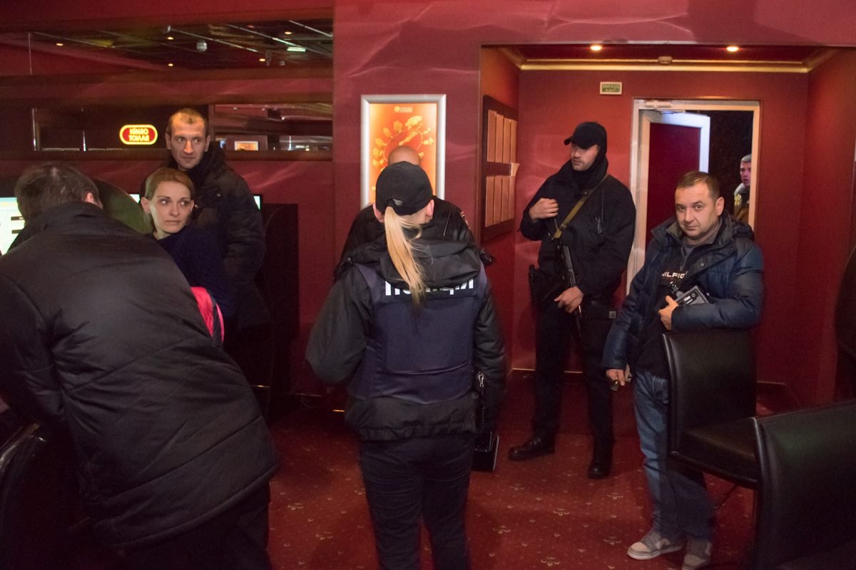 Вскоре похожий пакет с наркотиками нашли у ее приятеля, который также находился в зале Вскоре похожий пакет с наркотиками нашли у ее приятеля, который также находился в зале