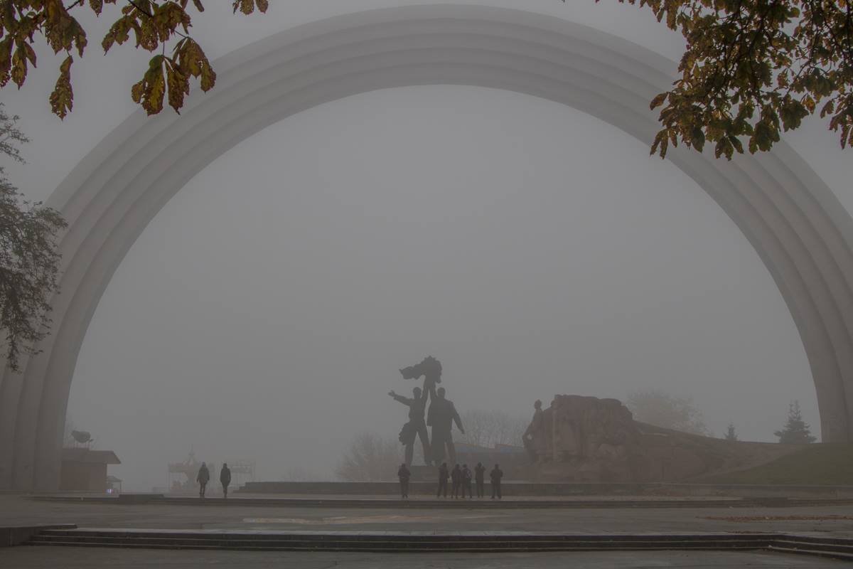 Киев накрыл густой туман 