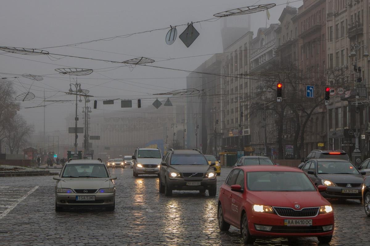 В туманную погоду ездить по дорогам удается только с включенными фарами 