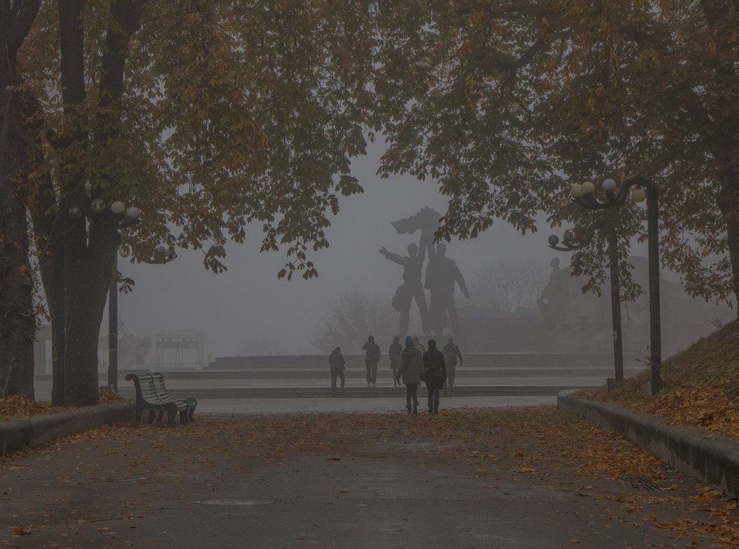Несмотря на пасмурную погоду, с самого утра киевляне прогуливаются по улицам города 