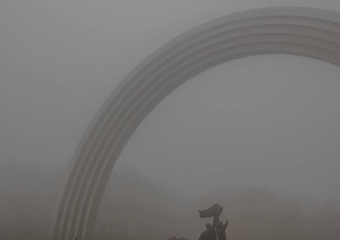Арка Дружбы народов в туманной дымке 