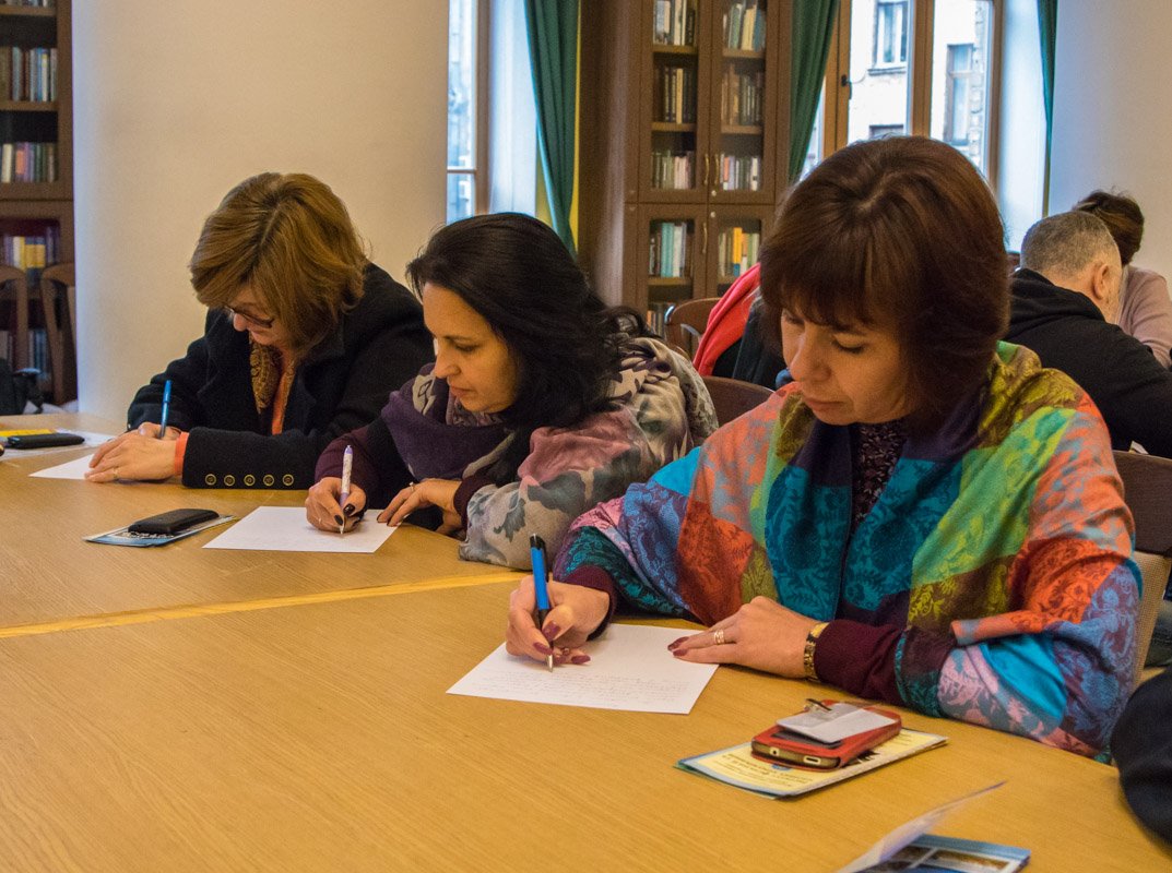 Диктант писали люди різного віку 