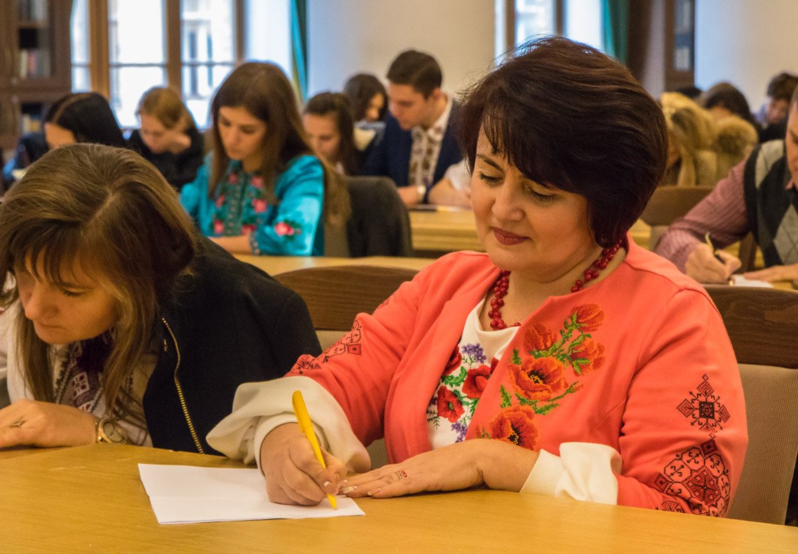 Люди були одягненні у вишиванки