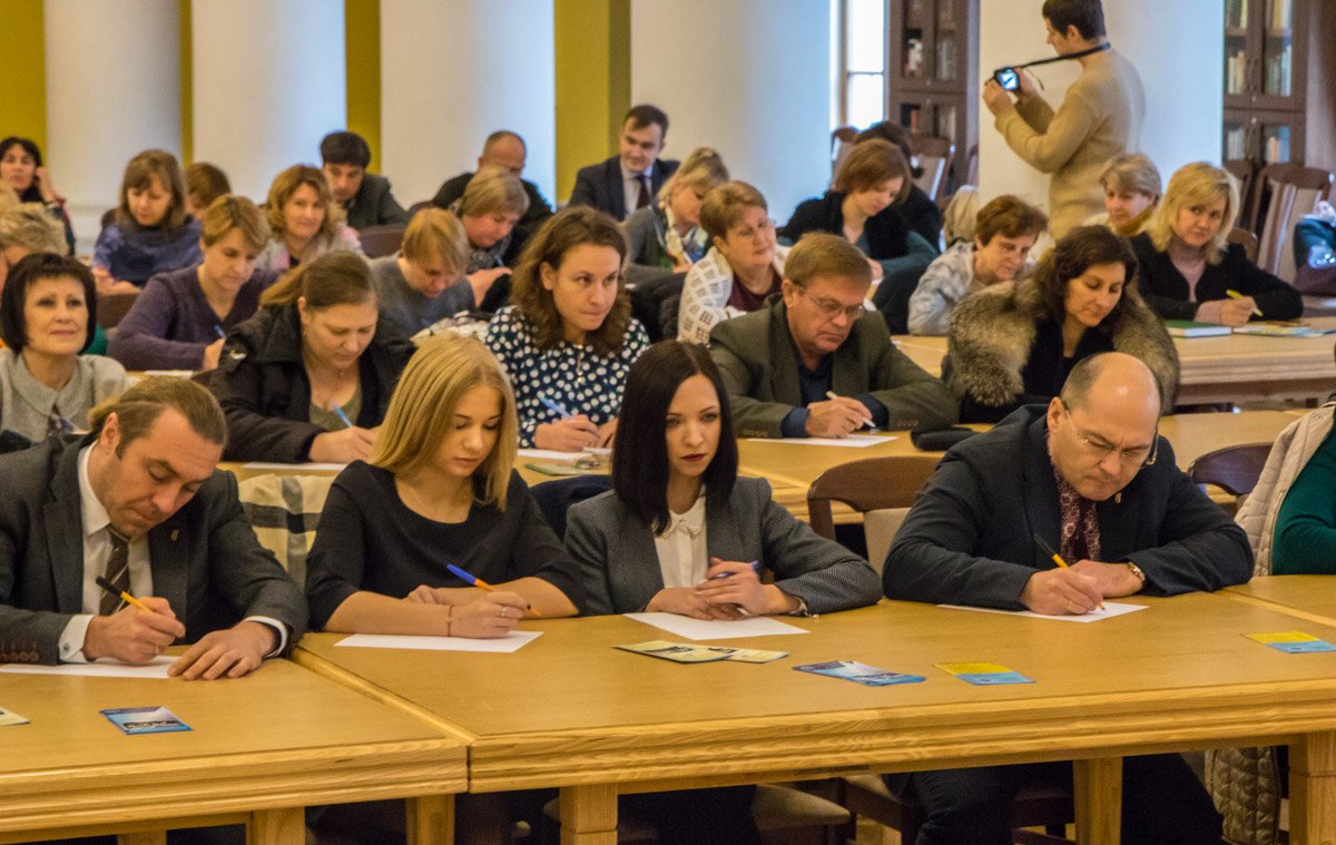 В Колонній залі мерії диктант написали багато місцевих депутатів