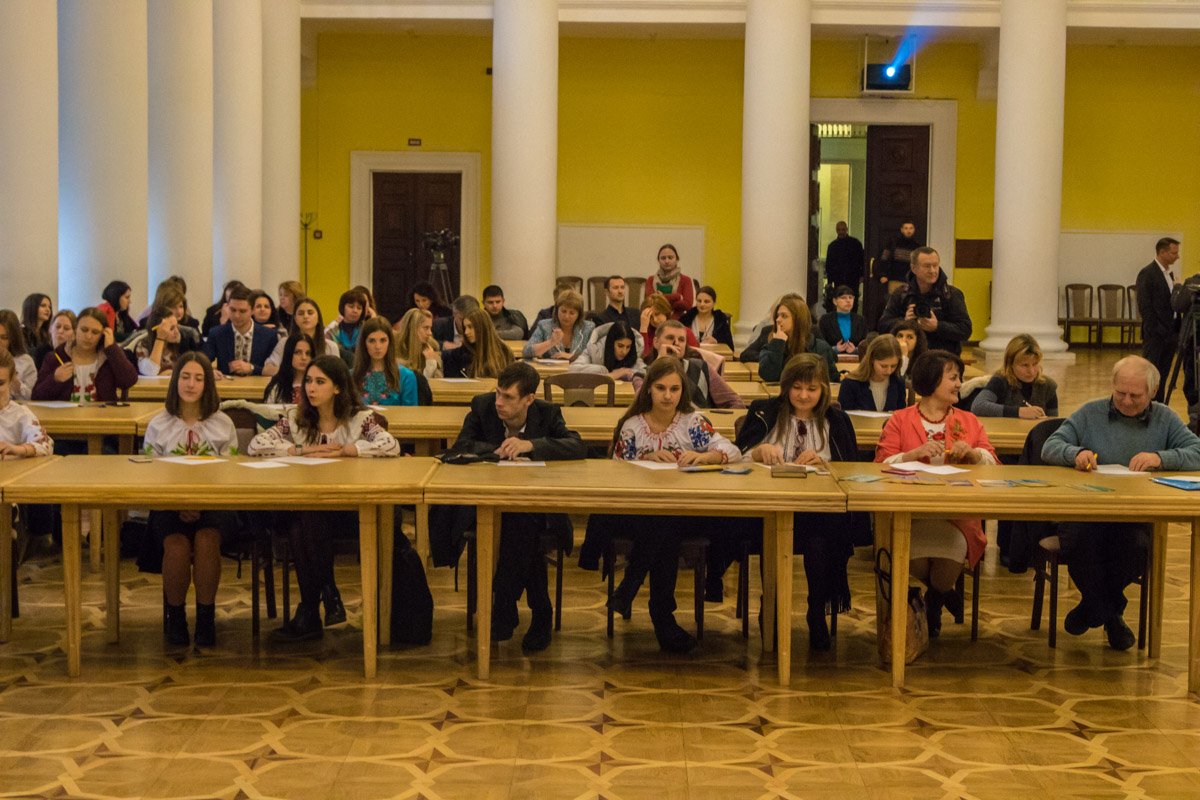 Свій рівень знання української мови перевіряли навіть люди похилого віку 