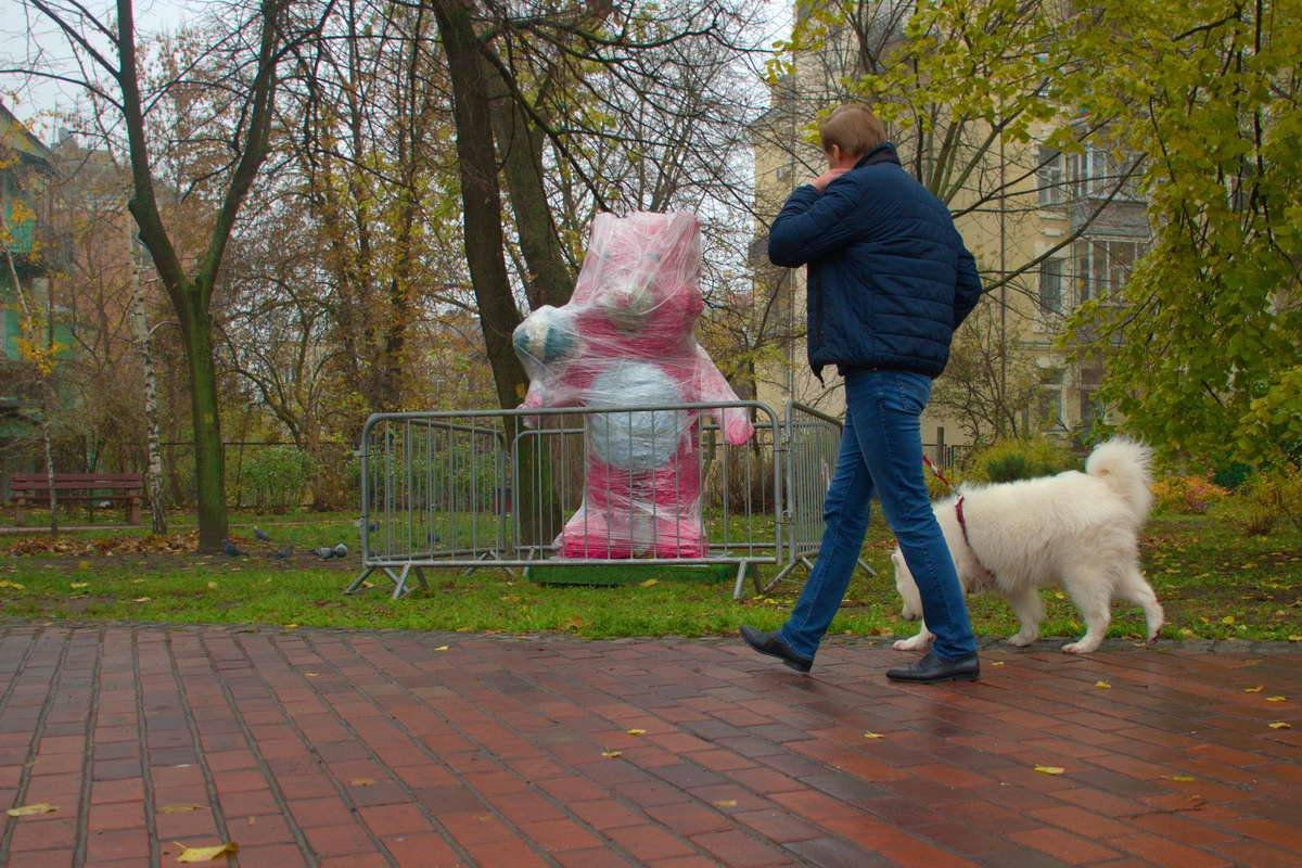 Зверей установили в парке возле Владимирского проезда