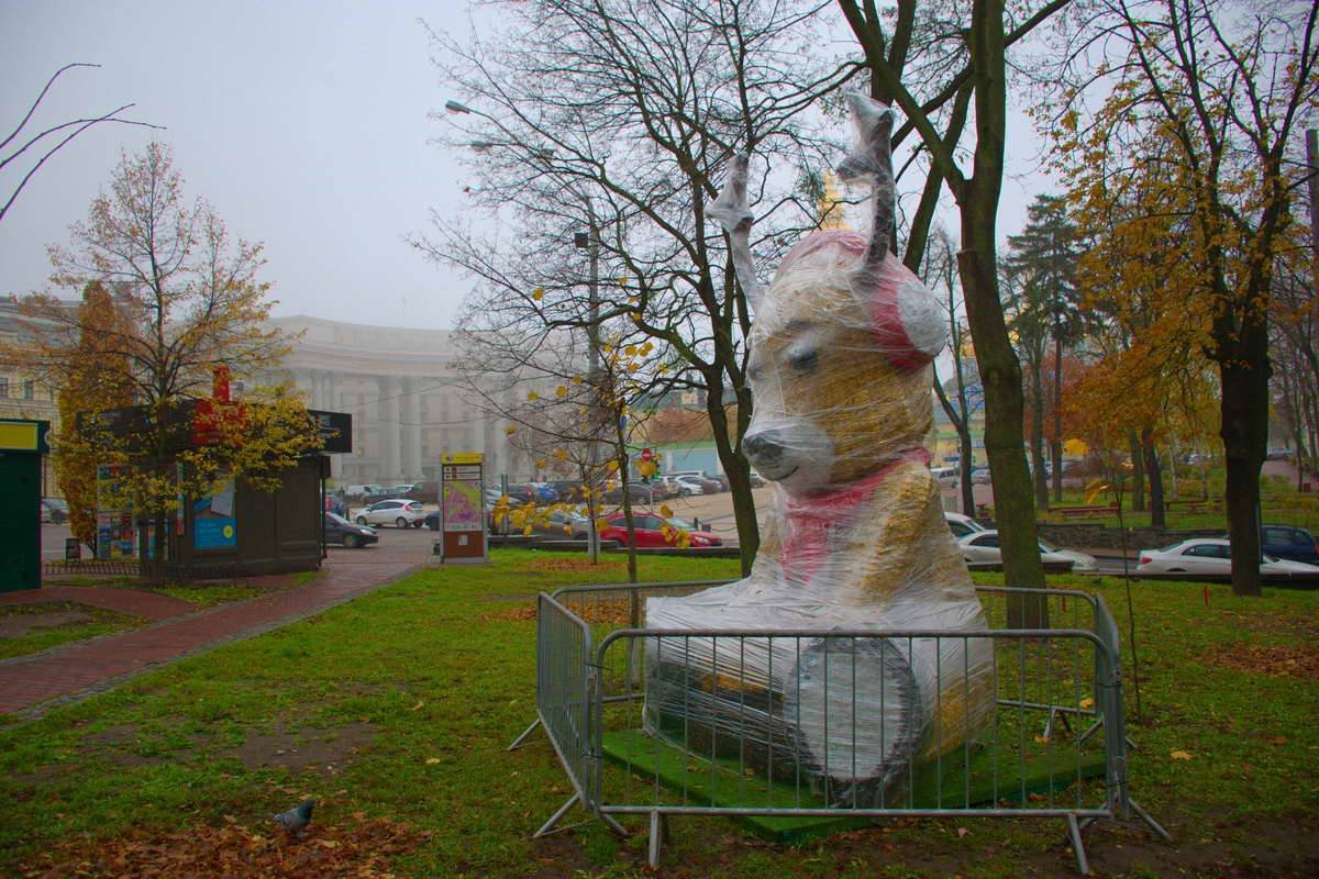 Чтоб скульптуры не испортили, пока они сильно обмотаны пленкой