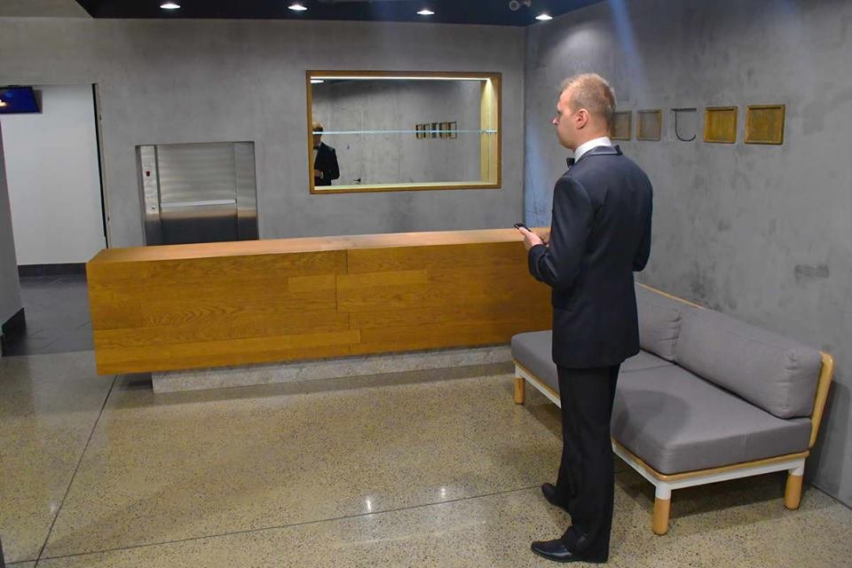 В театральном буфете посетителей пока не много В театральном буфете посетителей пока не много