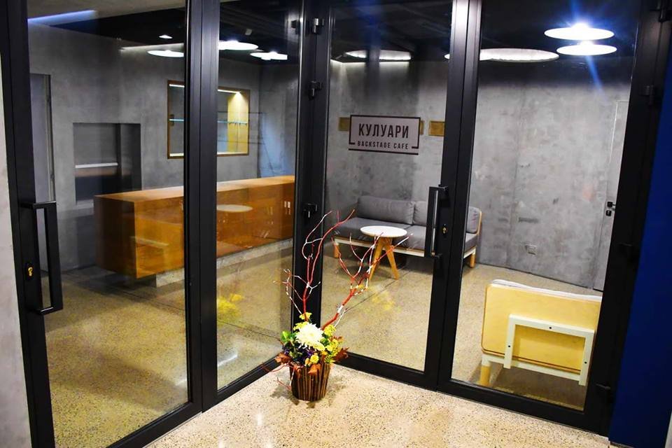 В кафе еда подается при помощи лифта В кафе еда подается при помощи лифта